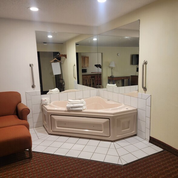 More Photos Of 3040 5th Ave S, Fort Dodge Hotel For Sale