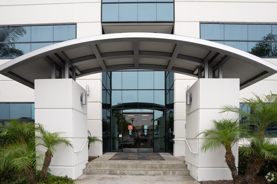 More Photos Of 902 Sycamore Ave, Vista Medical For Lease