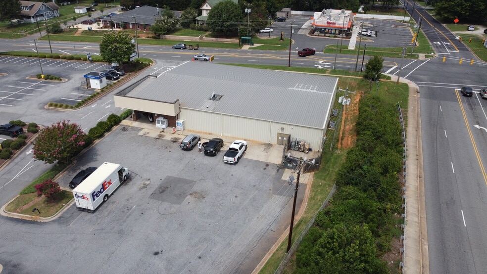 More Photos Of 335 N Salisbury Ave, Spencer Freestanding For Sale