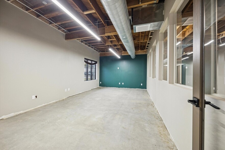 More Photos Of 4901 Yale St, Houston Serviced Offices For Sale
