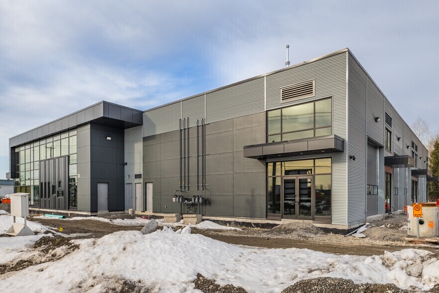 More Photos Of 555-575 Rue de Vernon, Gatineau Distribution For Lease