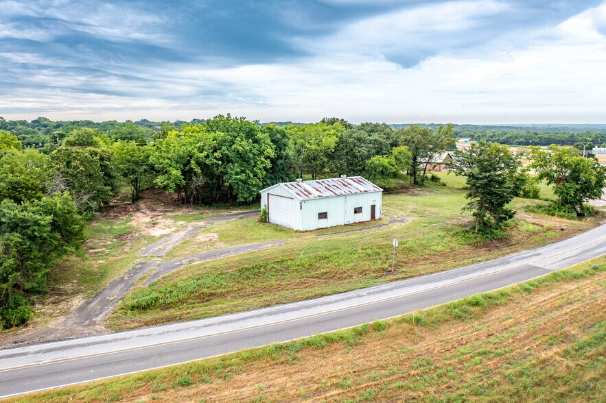 More Photos Of 1021 Grove st, Kaufman Warehouse For Sale