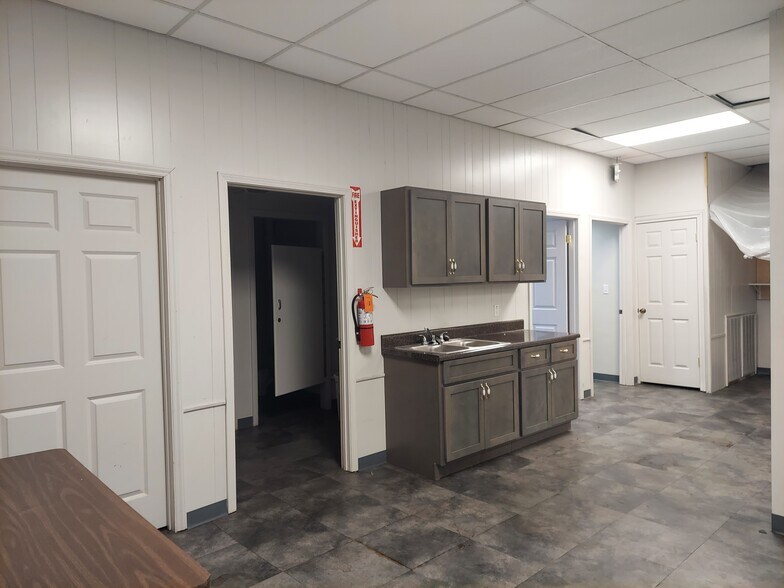 More Photos Of 207 N Brewer St, Paris Storefront Retail Office For Lease