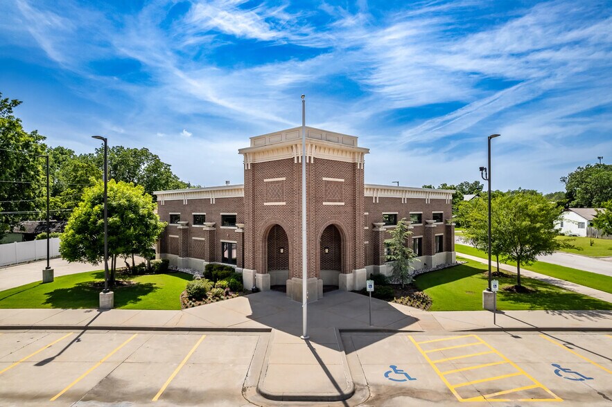 More Photos Of 525 N Osage Ave, Dewey Bank For Sale