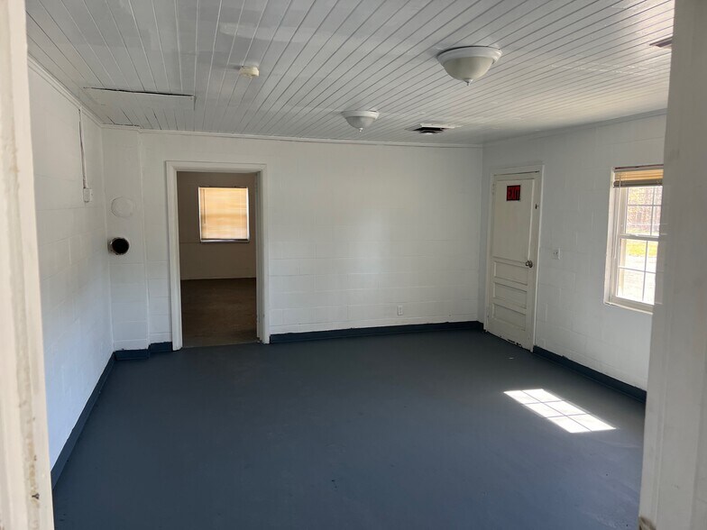 More Photos Of 1625 N US Highway 29, Salisbury Flex For Sale