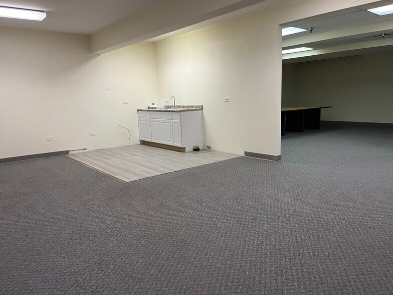 More Photos Of 183 Heritage Dr, Crystal Lake Medical For Sale