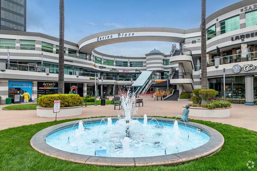 More Photos Of 16101 Ventura Blvd, Encino General Retail For Lease