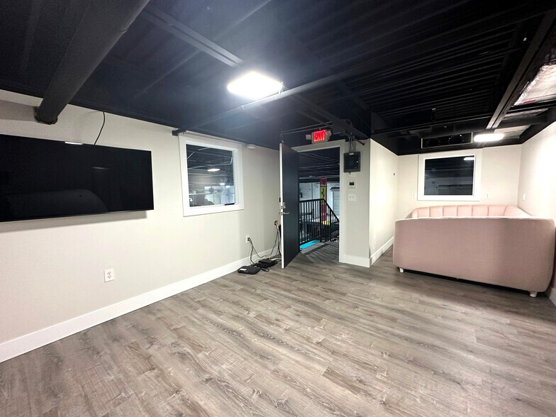 More Photos Of 581 105th Ave N, West Palm Beach Light Distribution For Lease