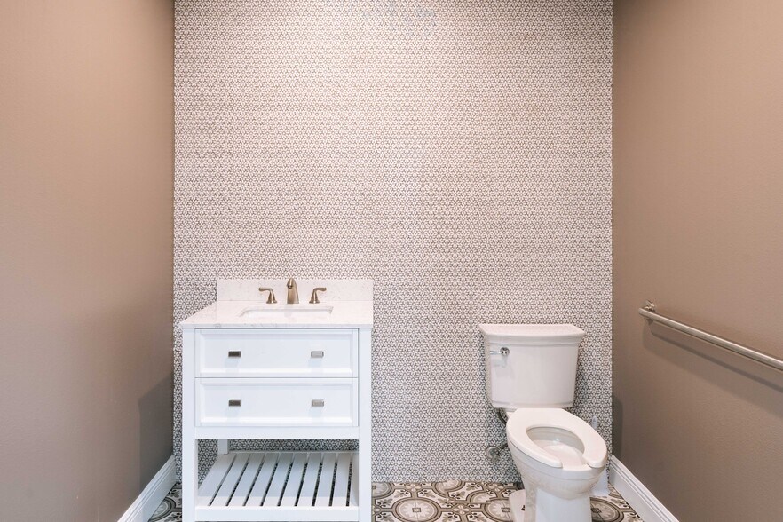 More Photos Of 440 Roberts Rd, Oldsmar Warehouse For Lease