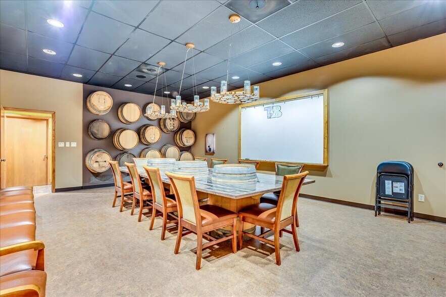 More Photos Of 722 4th ave, Hutchinson Office For Sale