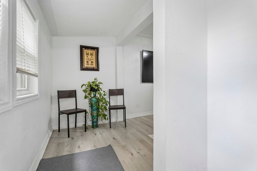 More Photos Of 43 Whitfield Av, Hamilton Manufacturing For Sale