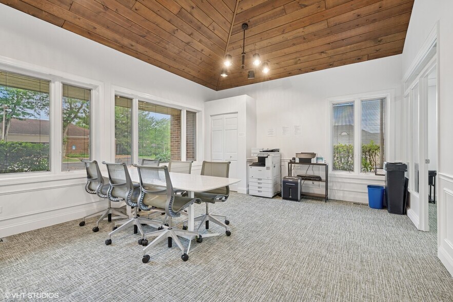 More Photos Of 915 N Milwaukee Ave, Libertyville Office For Sale
