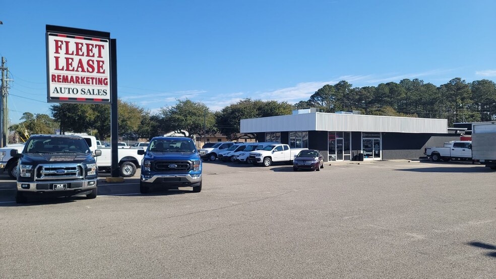 Primary Photo Of 3412 Market St, Wilmington Auto Repair For Sale