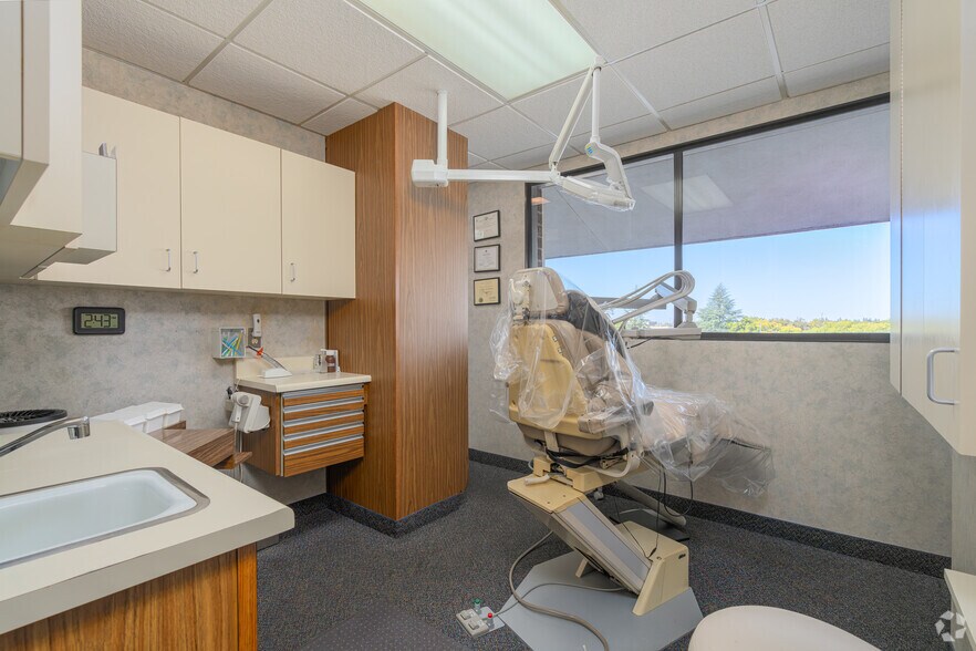 More Photos Of 7501 Hospital Dr, Sacramento Medical For Lease
