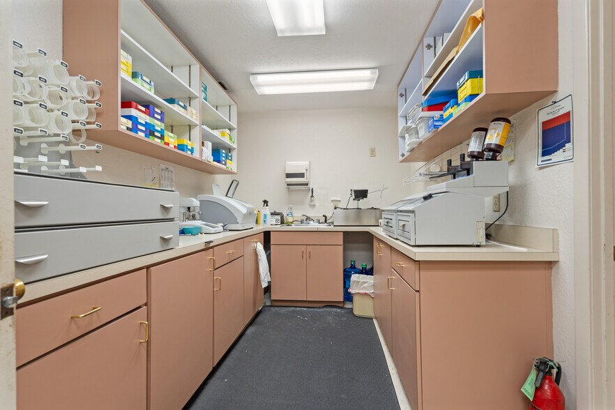 More Photos Of 715 12th Ave NW, Ardmore Medical For Sale