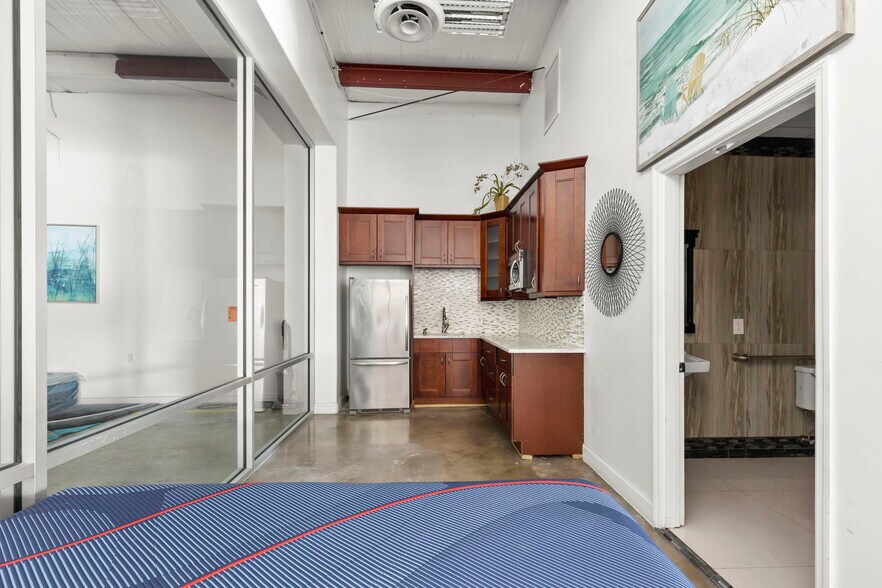 More Photos Of 11425 N 66th St, Largo Showroom For Lease