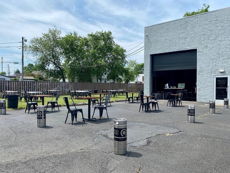 Primary Photo Of 500-576 Bristol pike, Bristol General Retail For Sale