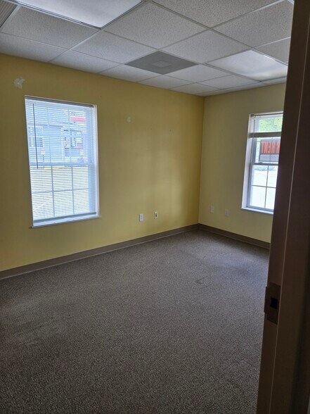 More Photos Of 941 W McClain Ave, Scottsburg Office For Lease