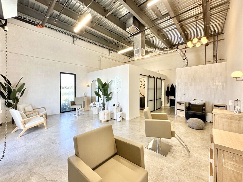 More Photos Of 230 N Congress, Lake Park Flex For Lease