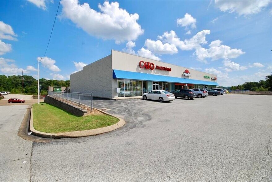 More Photos Of 2095-2103 S Highland Ave, Jackson Storefront Retail Office For Lease