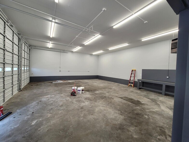 More Photos Of 11415 Hickman Mills Dr, Kansas City Warehouse For Lease