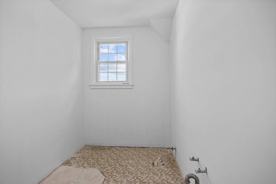 More Photos Of 267 Wolf Rd, Latham Office For Lease