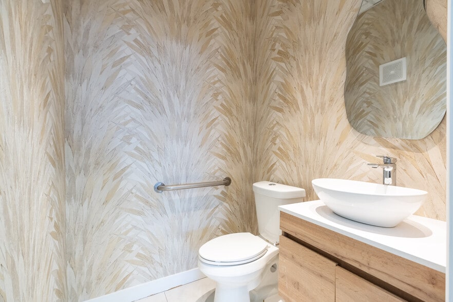 More Photos Of 7506-7560 NW 70th St, Miami Unknown For Lease