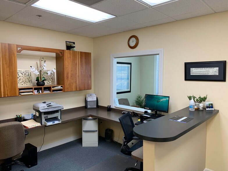 More Photos Of 1491 Merchant Dr, Algonquin Medical For Sale