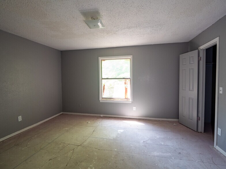 More Photos Of 5924 NW 10th St, Oklahoma City Apartments For Sale