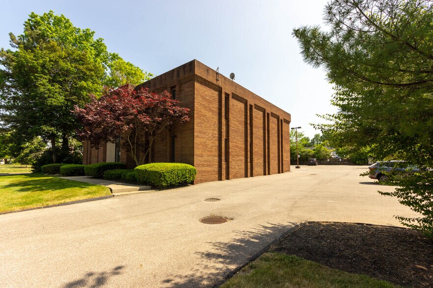 More Photos Of 3040 W Market St, Fairlawn Office For Sale