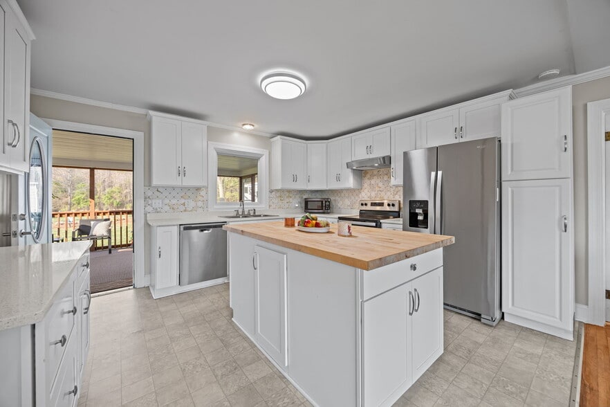 More Photos Of 10612 Durham Rd, Timberlake Flex For Sale