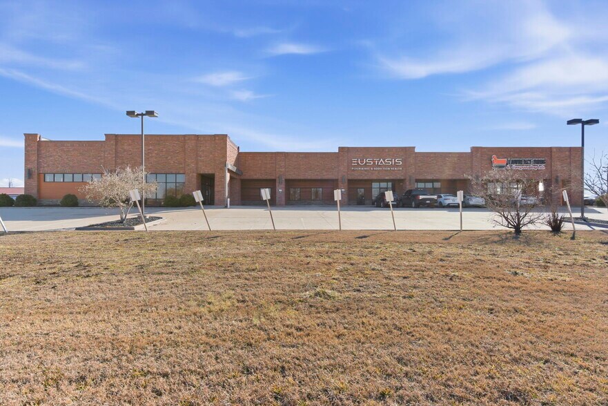 More Photos Of 5540-5550 N Farmer Branch Rd, Ozark General Retail For Lease