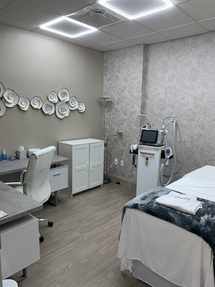 More Photos Of 2295 S Hiawassee Rd, Orlando Office For Lease