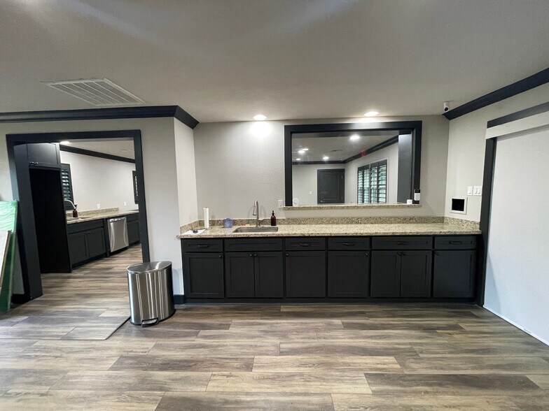 More Photos Of 408 Wilson Rd, Conroe Loft Creative Space For Sale