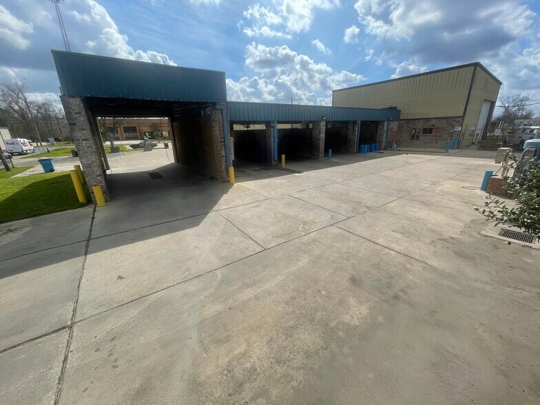 More Photos Of 243 Canal St, Luling Freestanding For Sale