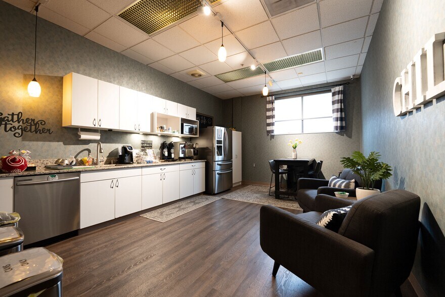 More Photos Of 1751-1761 E Lincoln St, Madison Heights Light Manufacturing For Lease