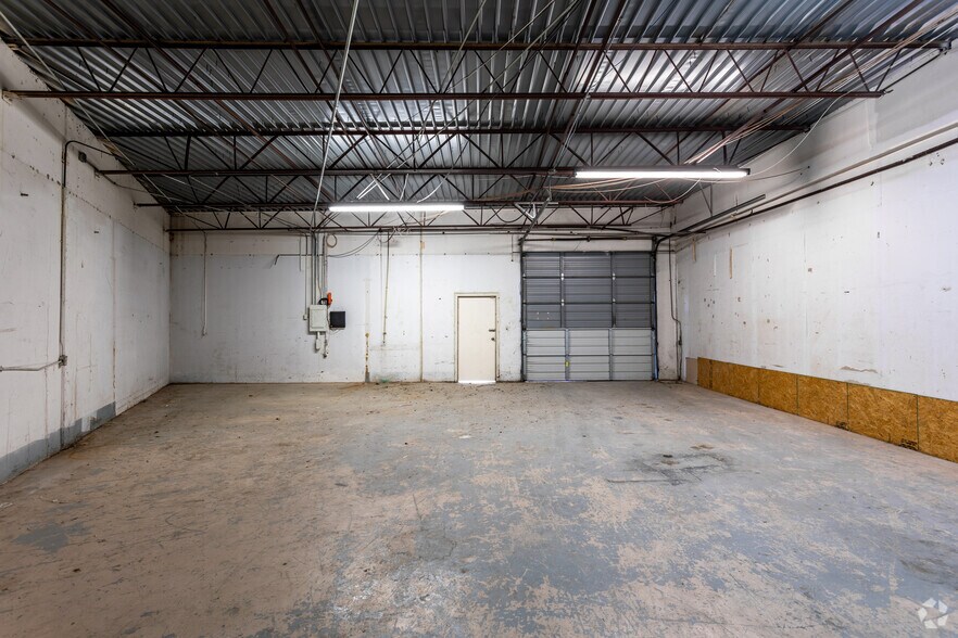 More Photos Of 1225 W College Ave, Carrollton Unknown For Lease