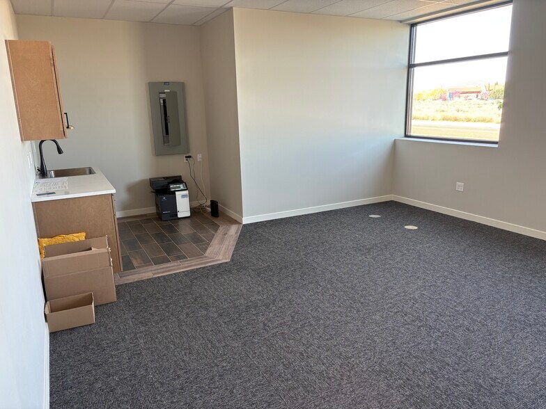 More Photos Of 6509 W. Rio Grande, Kennewick Showroom For Lease