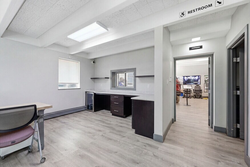 More Photos Of 2311 S Platte River Dr, Denver Showroom For Lease