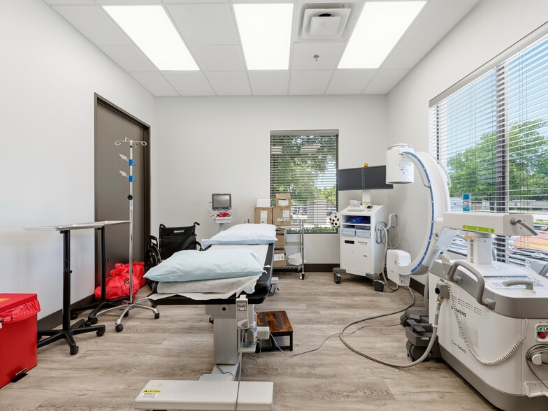 More Photos Of 6550 Naaman Forest Blvd, Garland Medical For Lease