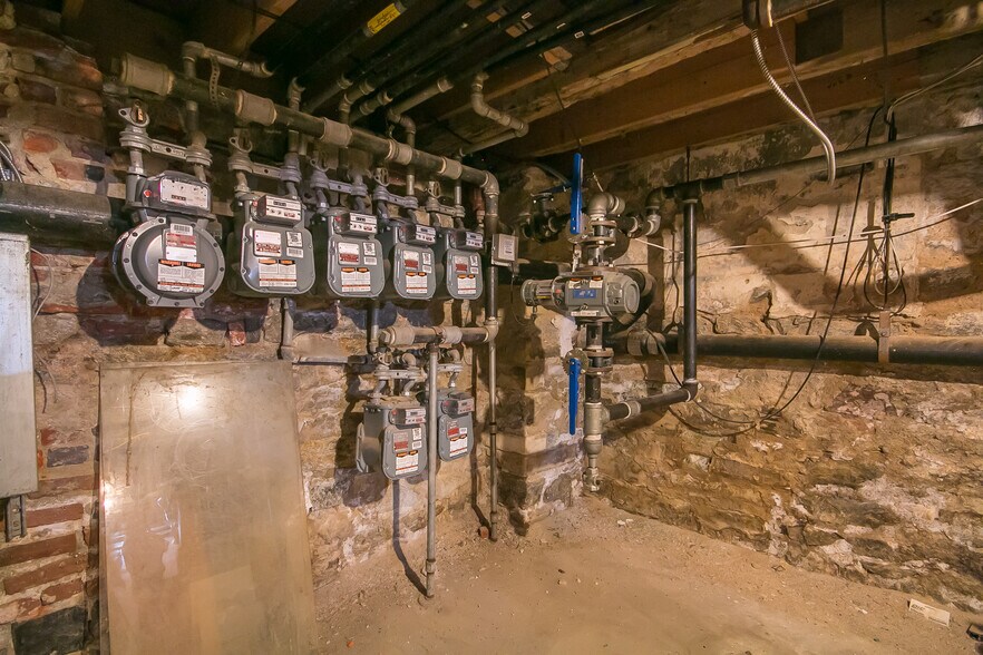 More Photos Of 1111-1113 Walnut St, Philadelphia Storefront For Lease