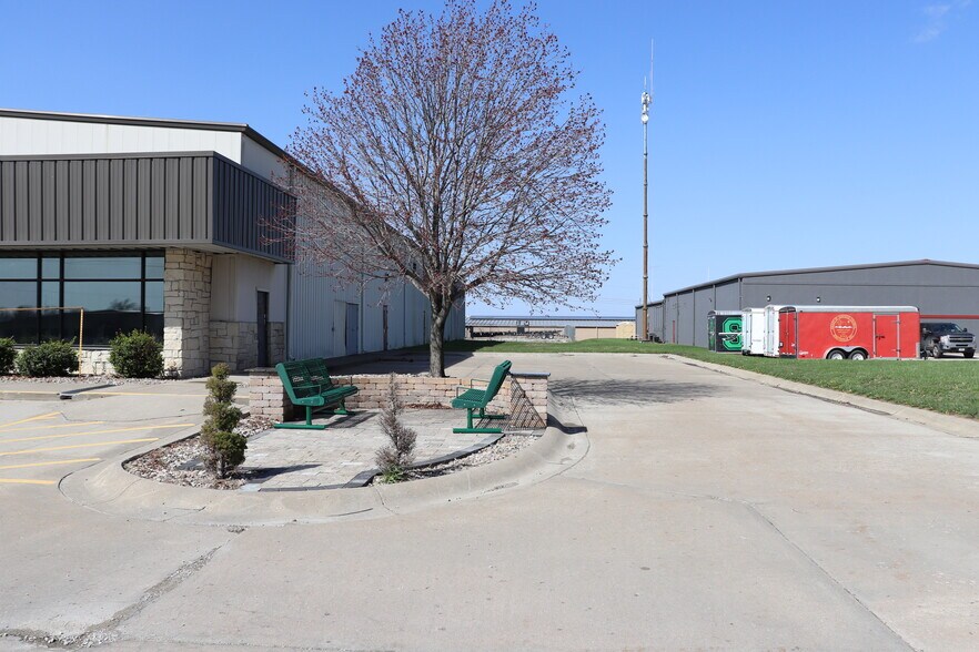More Photos Of 1500 S 169 Hwy, Smithville Manufacturing For Lease