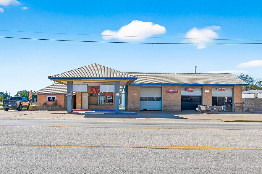 Primary Photo Of 917 E Main St, Eagle Lake Service Station For Sale