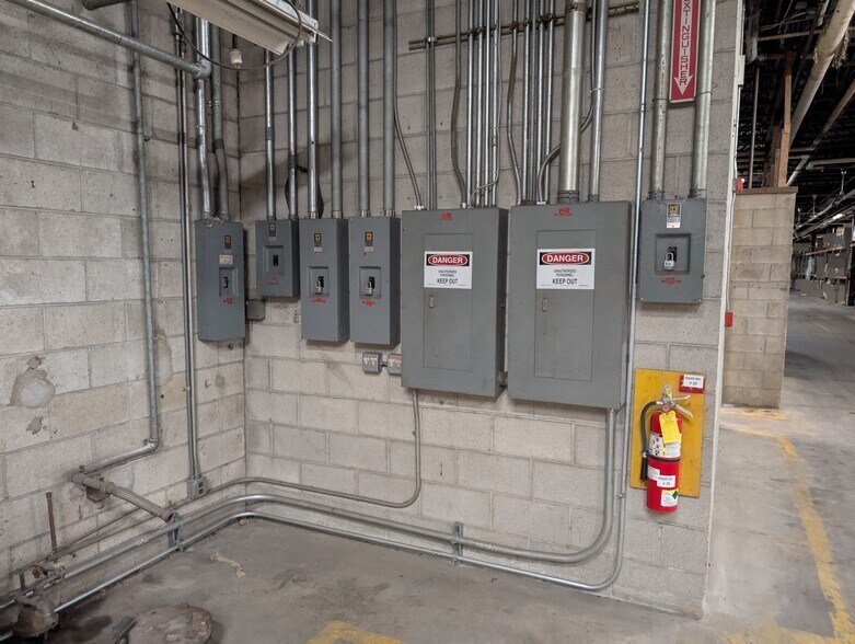 More Photos Of 40 3rd St, Walnutport Warehouse For Lease