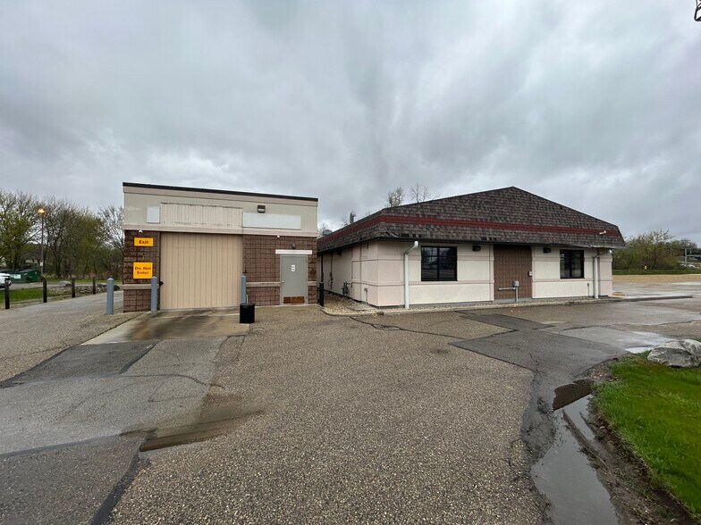 More Photos Of 424 W Main St, Cambridge Service Station For Sale