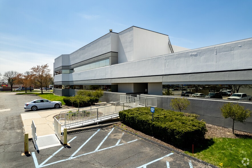 More Photos Of 31500 W 13 Mile Rd, Farmington Hills Medical For Sale