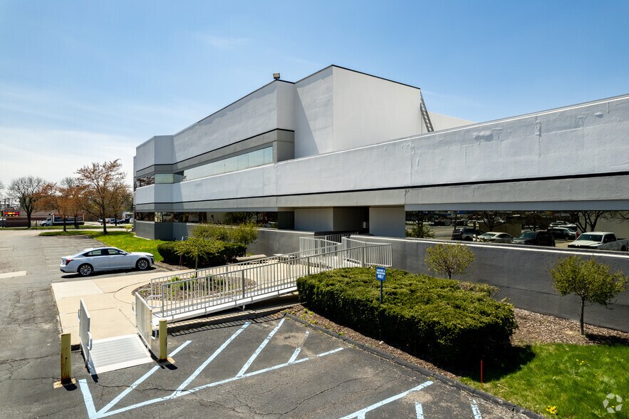 More Photos Of 31500 W 13 Mile Rd, Farmington Hills Medical For Lease