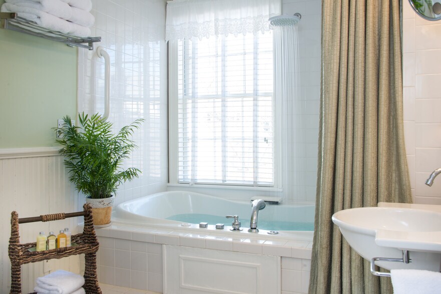 More Photos Of 308 Old Main St, South Yarmouth Hospitality For Sale