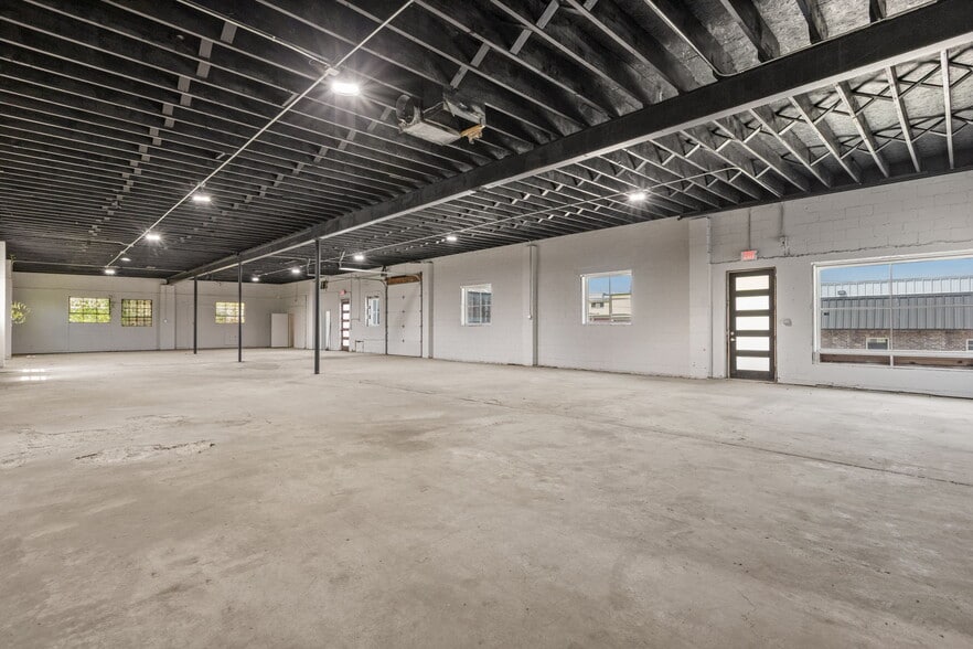 More Photos Of 807 S Xanthus Ave, Tulsa Warehouse For Lease
