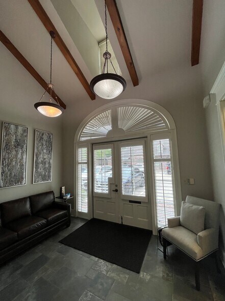 More Photos Of 2161 Quail Run, Baton Rouge Serviced Offices For Sale